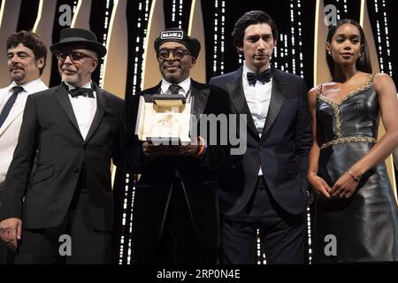 (180519) -- CANNES, 19. Mai 2018 -- der amerikanische Regisseur Spike Lee (C) des Films BlacKkKlansman, der mit dem Großen Preis ausgezeichnet wurde, nimmt an der Preisverleihung des 71. Cannes Film Festivals in Cannes, Frankreich, am 19. Mai 2018 Teil. Das 71. Filmfestival von Cannes wurde am Samstag geschlossen. FRANCE-CANNES-FILM FESTIVAL-AWARD NingxDa PUBLICATIONxNOTxINxCHN Stockfoto