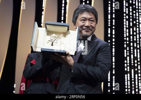 (180519) -- CANNES, 19. Mai 2018 -- der japanische Regisseur Hirokazu Kore-eda des Films Shoplifters, der am 19. Mai 2018 mit der Palme d or ausgezeichnet wurde, nimmt an der Preisverleihung des 71. Cannes Film Festivals in Cannes Teil. Das 71. Filmfestival von Cannes wurde am Samstag geschlossen. FRANCE-CANNES-FILM FESTIVAL-AWARD NingxDa PUBLICATIONxNOTxINxCHN Stockfoto