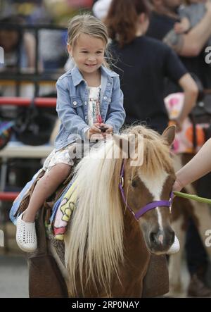 (180520) -- VANCOUVER, 20. Mai 2018 -- Ein Kind reitet auf einem Maultier während der 130. Cloverdale Country Fair in Surrey, Kanada, 19. Mai 2018. Als eine der ältesten Landmessen Nordamerikas kehrt die Cloverdale Country Fair zum 130. Jahr zurück und bietet zahlreiche kulturelle Aktivitäten zur Feier des landwirtschaftlichen Erbes in Kanada. ) (Zxj) CANADA-SURREY-CLOVERDALE LANDMESSE LiangxSen PUBLICATIONxNOTxINxCHN Stockfoto