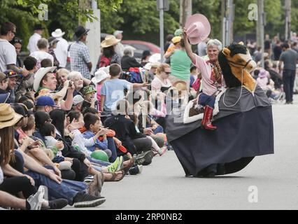 (180520) -- VANCOUVER, 20. Mai 2018 -- Ein Künstler interagiert mit den Massen während der 130. Cloverdale Country Fair in Surrey, Kanada, 19. Mai 2018. Als eine der ältesten Landmessen Nordamerikas kehrt die Cloverdale Country Fair zum 130. Jahr zurück und bietet zahlreiche kulturelle Aktivitäten zur Feier des landwirtschaftlichen Erbes in Kanada. ) (Zxj) CANADA-SURREY-CLOVERDALE LANDMESSE LiangxSen PUBLICATIONxNOTxINxCHN Stockfoto