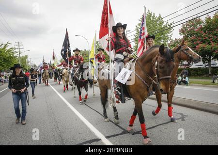 (180520) -- VANCOUVER, 20. Mai 2018 -- Cowgirls marschieren auf der Straße während der 130. Cloverdale Country Fair in Surrey, Kanada, 19. Mai 2018. Als eine der ältesten Landmessen Nordamerikas kehrt die Cloverdale Country Fair zum 130. Jahr zurück und bietet zahlreiche kulturelle Aktivitäten zur Feier des landwirtschaftlichen Erbes in Kanada. ) (Zxj) CANADA-SURREY-CLOVERDALE LANDMESSE LiangxSen PUBLICATIONxNOTxINxCHN Stockfoto