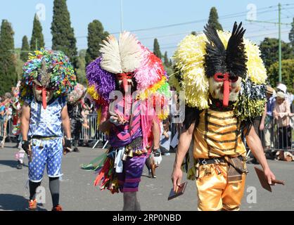 (180520) -- LISSABON, 20. Mai 2018 -- Teilnehmer treten während der Parade des 13. Internationalen iberischen Masken Festivals in Lissabon, Portugal, 19. Mai 2018 auf. ) (Zxj) PORTUGAL-LISSABON-IBERISCHE MASKE-FESTIVAL ZhangxLiyun PUBLICATIONxNOTxINxCHN Stockfoto