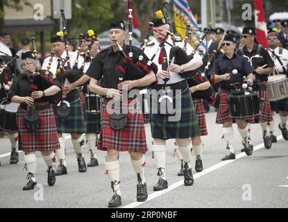 (180520) -- VANCOUVER, 20. Mai 2018 -- Eine Pfeifenbandtruppe tritt auf der Parade während der 130. Cloverdale Country Fair in Surrey, Kanada, am 19. Mai 2018 auf. Als eine der ältesten Landmessen Nordamerikas kehrt die Cloverdale Country Fair zum 130. Jahr zurück und bietet zahlreiche kulturelle Aktivitäten zur Feier des landwirtschaftlichen Erbes in Kanada. ) (Zxj) CANADA-SURREY-CLOVERDALE LANDMESSE LiangxSen PUBLICATIONxNOTxINxCHN Stockfoto