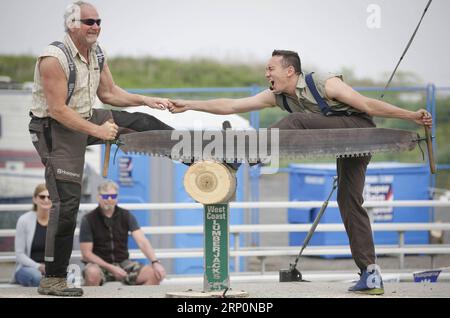 (180520) -- VANCOUVER, 20. Mai 2018 -- Performers warm up at the Lumberjack Show during the 130th Cloverdale Country Fair in Surrey, Kanada, 19. Mai 2018. Als eine der ältesten Landmessen Nordamerikas kehrt die Cloverdale Country Fair zum 130. Jahr zurück und bietet zahlreiche kulturelle Aktivitäten zur Feier des landwirtschaftlichen Erbes in Kanada. ) (Zxj) CANADA-SURREY-CLOVERDALE LANDMESSE LiangxSen PUBLICATIONxNOTxINxCHN Stockfoto