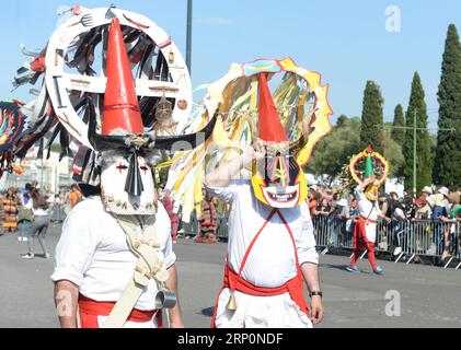 (180520) -- LISSABON, 20. Mai 2018 -- Teilnehmer treten während der Parade des 13. Internationalen iberischen Masken Festivals in Lissabon, Portugal, 19. Mai 2018 auf. ) (Zxj) PORTUGAL-LISSABON-IBERISCHE MASKE-FESTIVAL ZhangxLiyun PUBLICATIONxNOTxINxCHN Stockfoto