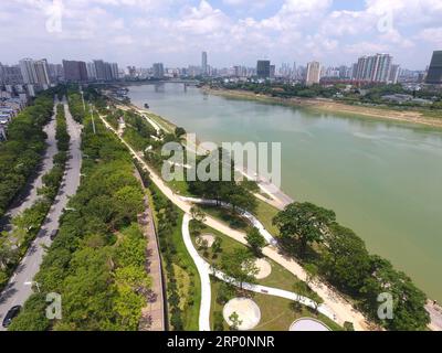 (180520) -- NANNING, 20. Mai 2018 -- Luftaufnahme, aufgenommen am 20. Mai 2018, zeigt die Landschaft entlang des Flusses Yongjiang in Nanning, der Hauptstadt der südchinesischen autonomen Region Guangxi Zhuang. Nanning führte seit 2012 ein umfassendes Verbesserungsprojekt entlang des Yongjiang River durch. ) (Zyd) CHINA-GUANGXI-YONGJIANG RIVER-IMPROVEMENT (CN) ZhouxHua PUBLICATIONxNOTxINxCHN Stockfoto