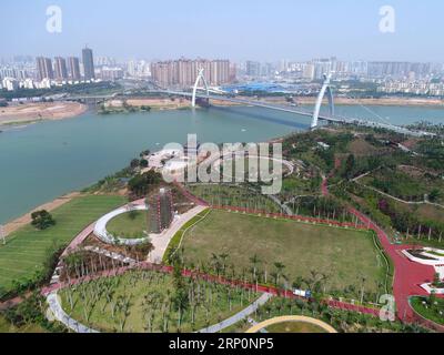 (180520) -- NANNING, 20. Mai 2018 -- Luftaufnahme, aufgenommen am 20. Mai 2018, zeigt die Landschaft entlang des Flusses Yongjiang nahe der Yinghua-Brücke in Nanning, der Hauptstadt der südchinesischen autonomen Region Guangxi Zhuang. Nanning führte seit 2012 ein umfassendes Verbesserungsprojekt entlang des Yongjiang River durch. ) (Zyd) CHINA-GUANGXI-YONGJIANG RIVER-IMPROVEMENT (CN) ZhouxHua PUBLICATIONxNOTxINxCHN Stockfoto