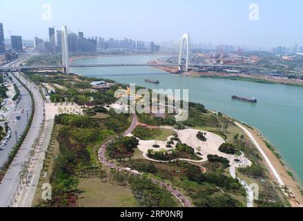 (180520) -- NANNING, 20. Mai 2018 -- Luftaufnahme, aufgenommen am 20. Mai 2018, zeigt die Landschaft entlang des Yongjiang-Flusses nahe der Qingshan-Brücke in Nanning, der Hauptstadt der südchinesischen autonomen Region Guangxi Zhuang. Nanning führte seit 2012 ein umfassendes Verbesserungsprojekt entlang des Yongjiang River durch. ) (Zyd) CHINA-GUANGXI-YONGJIANG RIVER-IMPROVEMENT (CN) ZhouxHua PUBLICATIONxNOTxINxCHN Stockfoto