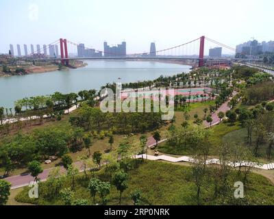 (180520) -- NANNING, 20. Mai 2018 -- Luftaufnahme, aufgenommen am 20. Mai 2018, zeigt die Landschaft entlang des Yongjiang Flusses an der Liangqing Brücke in Nanning, der Hauptstadt der südchinesischen autonomen Region Guangxi Zhuang. Nanning führte seit 2012 ein umfassendes Verbesserungsprojekt entlang des Yongjiang River durch. ) (Zyd) CHINA-GUANGXI-YONGJIANG RIVER-IMPROVEMENT (CN) ZhouxHua PUBLICATIONxNOTxINxCHN Stockfoto