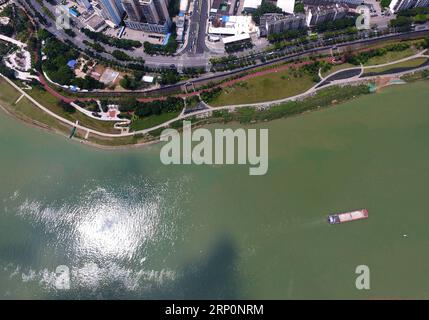 (180520) -- NANNING, 20. Mai 2018 -- Luftaufnahme, aufgenommen am 20. Mai 2018, zeigt die Landschaft entlang des Flusses Yongjiang in Nanning, der Hauptstadt der südchinesischen autonomen Region Guangxi Zhuang. Nanning führte seit 2012 ein umfassendes Verbesserungsprojekt entlang des Yongjiang River durch. ) (Zyd) CHINA-GUANGXI-YONGJIANG RIVER-IMPROVEMENT (CN) ZhouxHua PUBLICATIONxNOTxINxCHN Stockfoto