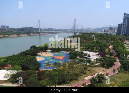 (180520) -- NANNING, 20. Mai 2018 -- Luftaufnahme, aufgenommen am 20. Mai 2018, zeigt die Landschaft entlang des Yongjiang-Flusses nahe der Wuxiang-Brücke in Nanning, der Hauptstadt der südchinesischen autonomen Region Guangxi Zhuang. Nanning führte seit 2012 ein umfassendes Verbesserungsprojekt entlang des Yongjiang River durch. ) (Zyd) CHINA-GUANGXI-YONGJIANG RIVER-IMPROVEMENT (CN) ZhouxHua PUBLICATIONxNOTxINxCHN Stockfoto