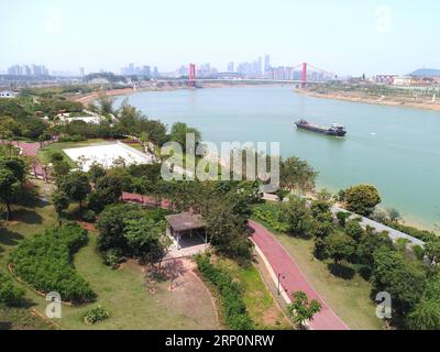 (180520) -- NANNING, 20. Mai 2018 -- Luftaufnahme, aufgenommen am 20. Mai 2018, zeigt die Landschaft entlang des Yongjiang-Flusses nahe der Liangqing-Brücke in Nanning, der Hauptstadt der südchinesischen autonomen Region Guangxi Zhuang. Nanning führte seit 2012 ein umfassendes Verbesserungsprojekt entlang des Yongjiang River durch. ) (Zyd) CHINA-GUANGXI-YONGJIANG RIVER-IMPROVEMENT (CN) ZhouxHua PUBLICATIONxNOTxINxCHN Stockfoto