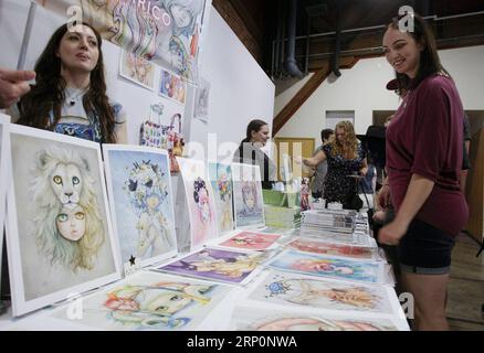 (180520) -- VANCOUVER, 20. Mai 2018 -- Ein Besucher betrachtet Illustrationsarbeiten beim Vancouver Comic Arts Festival 2018 in Vancouver, Kanada, am 20. Mai 2018. Hunderte von Comic-Künstlern, -Schöpfern und -Verlegern besuchten das Vancouver Comic Arts Festival 2018, das vom 19. Bis 20. Mai stattfand, um ihre Werke zu präsentieren. ) CANADA-VANCOUVER-COMIC ARTS FESTIVAL LiangxSen PUBLICATIONxNOTxINxCHN Stockfoto