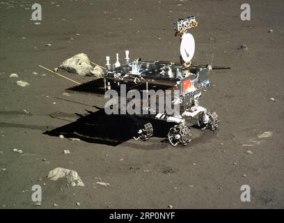 (180521) -- PEKING, 21. Mai 2018 () -- Foto der Landform-Kamera am Chang e-3 Mondlander am 16. Dezember 2013 zeigt den Yutu Mond rover während des ersten Mondtageskreises der Chang e-3 Mondsondenmission. () (zwx) Schlagzeilen: China startet Relaissatelliten, um die ferne Seite des Mondes xinhua PUBLICATIONxNOTxINxCHN zu erkunden Stockfoto