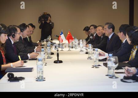 (180521) -- BUENOS AIRES, 21. Mai 2018 -- der chinesische Staatsrat und Außenminister Wang Yi (3., R) trifft sich mit seinem chilenischen Amtskollegen Roberto Ampuero (3., L) während des Ministertreffens der Gruppe der 20 (G20) in Buenos Aires, der Hauptstadt Argentiniens, am 20. Mai 2018. ) (yk) ARGENTINIEN-CHINA-CHILE-FM-TREFFEN MartinxZabala PUBLICATIONxNOTxINxCHN Stockfoto