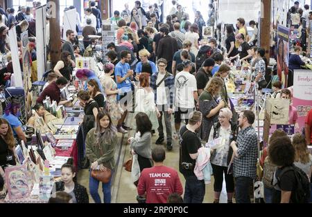 (180520) -- VANCOUVER, 20. Mai 2018 -- Besucher werden beim Vancouver Comic Arts Festival 2018 in Vancouver, Kanada, am 20. Mai 2018 gesehen. Hunderte von Comic-Künstlern, -Schöpfern und -Verlegern besuchten das Vancouver Comic Arts Festival 2018, das vom 19. Bis 20. Mai stattfand, um ihre Werke zu präsentieren. ) CANADA-VANCOUVER-COMIC ARTS FESTIVAL LiangxSen PUBLICATIONxNOTxINxCHN Stockfoto