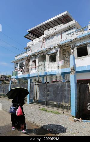 (180521) -- MARAWI CITY, 21. Mai 2018 -- Ein Fußgängerspaziergang an einem Evakuierungszentrum in Marawi City, Philippinen, 21. Mai 2018. Die Rehabilitationsbemühungen für die vom Krieg zerrüttete Stadt Marawi werden nach Angaben der Streitkräfte der Philippinen ab Juni 2018 in vollem Gange sein. ) (zf) PHILIPPINEN-MARAWI CITY-EVAKUIERUNGSZENTRUM WangxYu PUBLICATIONxNOTxINxCHN Stockfoto