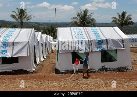 (180521) -- MARAWI CITY, 21. Mai 2018 -- Ein Junge fliegt seinen Drachen vor Zelten in einem Evakuierungszentrum in Marawi City, Philippinen, 21. Mai 2018. Die Rehabilitationsbemühungen für die vom Krieg zerrüttete Stadt Marawi werden nach Angaben der Streitkräfte der Philippinen ab Juni 2018 in vollem Gange sein. ) (zf) PHILIPPINEN-MARAWI CITY-EVAKUIERUNGSZENTRUM RouellexUmali PUBLICATIONxNOTxINxCHN Stockfoto