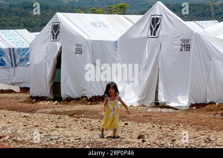 (180521) -- MARAWI CITY, 21. Mai 2018 -- Ein Mädchen läuft vor Zelten in einem Evakuierungszentrum in Marawi City, Philippinen, 21. Mai 2018. Die Rehabilitationsbemühungen für die vom Krieg zerrüttete Stadt Marawi werden nach Angaben der Streitkräfte der Philippinen ab Juni 2018 in vollem Gange sein. ) (zf) PHILIPPINEN-MARAWI CITY-EVAKUIERUNGSZENTRUM RouellexUmali PUBLICATIONxNOTxINxCHN Stockfoto