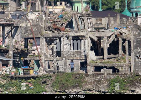 (180521) -- MARAWI CITY, 21. Mai 2018 -- Ein Mann betrachtet Häuser und Gebäude, die durch den Krieg zerstört wurden, in Marawi City, Philippinen, 21. Mai 2018. Die Rehabilitationsbemühungen für die vom Krieg zerrüttete Stadt Marawi werden nach Angaben der Streitkräfte der Philippinen ab Juni 2018 in vollem Gange sein. ) (zf) PHILIPPINEN-MARAWI STADT ZERSTÖRTE HÄUSER ROUELLExUMALI PUBLICATIONxNOTxINxCHN Stockfoto