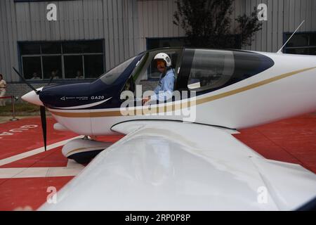 (180521) -- NANCHANG, 21. Mai 2018 -- Ein Pilot verlässt Ein Flugzeug GA20 bei seinem Debüt in Nanchang, der Hauptstadt der ostchinesischen Provinz Jiangxi, am 21. Mai 2018. Der einmotorige Propellerantrieb GA20 ist ein viersitziges ziviles Versorgungsflugzeug mit festem Flügel, dessen geistiges Eigentum unabhängig von einem privaten Unternehmen Guanyi Aero ist. Das Flugzeug rollte von der Produktionslinie ab und beendete am Montag seinen ersten Rollbahntest. ) LB) CHINA-JIANGXI-NANCHANG-AIRCRAFT-TEST (CN) ZhouxMi PUBLICATIONxNOTxINxCHN Stockfoto