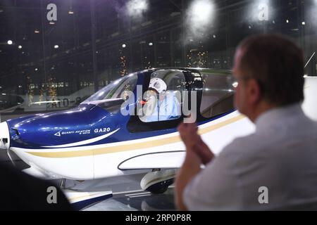 (180521) -- NANCHANG, 21. Mai 2018 -- Ein Pilot besteigt Ein Flugzeug GA20 während seines Debüts in Nanchang, der Hauptstadt der ostchinesischen Provinz Jiangxi, am 21. Mai 2018. Der einmotorige Propellerantrieb GA20 ist ein viersitziges ziviles Versorgungsflugzeug mit festem Flügel, dessen geistiges Eigentum unabhängig von einem privaten Unternehmen Guanyi Aero ist. Das Flugzeug rollte von der Produktionslinie ab und beendete am Montag seinen ersten Rollbahntest. ) LB) CHINA-JIANGXI-NANCHANG-AIRCRAFT-TEST (CN) ZhouxMi PUBLICATIONxNOTxINxCHN Stockfoto