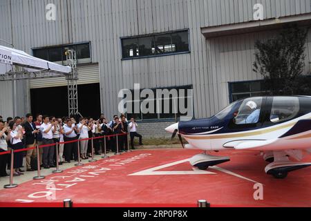 (180521) -- NANCHANG, 21. Mai 2018 -- Ein Pilot besteigt Ein Flugzeug GA20 während seines Debüts in Nanchang, der Hauptstadt der ostchinesischen Provinz Jiangxi, am 21. Mai 2018. Der einmotorige Propellerantrieb GA20 ist ein viersitziges ziviles Versorgungsflugzeug mit festem Flügel, dessen geistiges Eigentum unabhängig von einem privaten Unternehmen Guanyi Aero ist. Das Flugzeug rollte von der Produktionslinie ab und beendete am Montag seinen ersten Rollbahntest. ) LB) CHINA-JIANGXI-NANCHANG-AIRCRAFT-TEST (CN) ZhouxMi PUBLICATIONxNOTxINxCHN Stockfoto