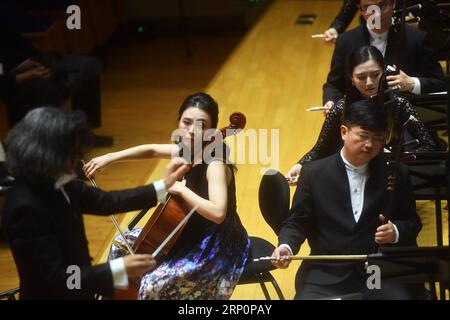 (180521) -- PEKING, 21. Mai 2018 -- Cellistin Kang Qiaoxuan (C) tritt bei einem Konzert des Suzhou-Volksorchesters während eines Festivals für moderne Musik in Peking, der Hauptstadt Chinas, am 21. Mai 2018 auf. )(mcg) CHINA-BEIJING-CONCERT (CN) JinxLiangkuai PUBLICATIONxNOTxINxCHN Stockfoto