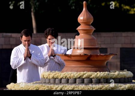 (180521) -- NEU DELHI, 21. Mai 2018 -- Präsident der Kongresspartei Rahul Gandhi (1. L) würdigt seinen Vater und ehemaligen indischen Premierminister Rajiv Gandhi zu seinem 27. Todestag am 21. Mai 2018 in Veer Bhoomi in Neu-Delhi, Indien. Rajiv Gandhi wurde am 21. Mai 1991 von einem Selbstmordattentäter in Sriperumbedur im indischen Südstaat Tamilnadu ermordet. (srb) INDIEN-NEU-DELHI-RAJIV GANDHI-TRIBUTE ParthaxSarkar PUBLICATIONxNOTxINxCHN Stockfoto