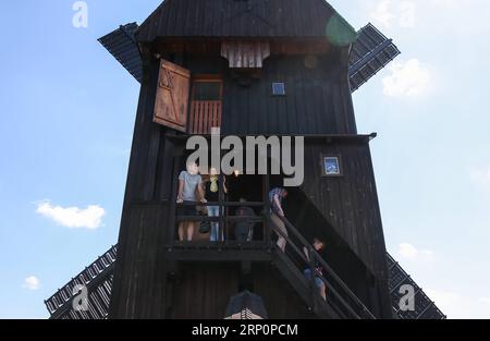 (180521) -- BERLIN, 21. Mai 2018 -- Besucher stehen am Eingang zur Marzahner Bockwindmühle, einer 1993 als Nachbildung einer Mühle aus dem 19. Jahrhundert in Berlin, der Hauptstadt Deutschlands, am 21. Mai 2018 erbauten Windmühle. Am Montag wurden über 1.100 Mühlen in ganz Deutschland, historische und nachgebaute Werke, zum 25. Deutschen Mühlentag mit ihren riesigen Klingen gedreht und die Mahlwerke eingeschaltet. ) DEUTSCHLAND-BERLIN-DEUTSCHER MÜHLENTAG ShanxYuqi PUBLICATIONxNOTxINxCHN Stockfoto