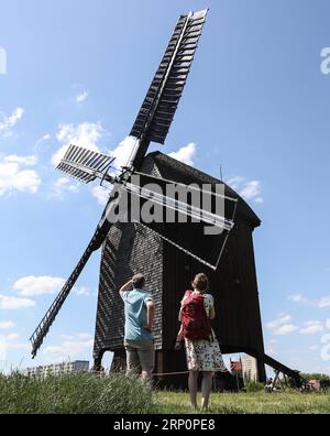 (180521) -- BERLIN, 21. Mai 2018 -- Besucher sehen sich die Marzahner Bockwindmühle an, eine 1993 als Nachbildung einer Mühle aus dem 19. Jahrhundert in Berlin, der Hauptstadt Deutschlands, am 21. Mai 2018 errichtete Windmühle. Am Montag wurden über 1.100 Mühlen in ganz Deutschland, historische und nachgebaute Werke, zum 25. Deutschen Mühlentag mit ihren riesigen Klingen gedreht und die Mahlwerke eingeschaltet. ) DEUTSCHLAND-BERLIN-DEUTSCHER MÜHLENTAG ShanxYuqi PUBLICATIONxNOTxINxCHN Stockfoto