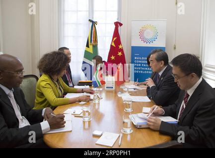 (180522) -- BUENOS AIRES, 22. Mai 2018 -- der chinesische Staatsrat und Außenminister Wang Yi (2. R) trifft sich mit dem südafrikanischen Minister für internationale Beziehungen und Zusammenarbeit Lindiwe Sisulu (2. L) am 21. Mai 2018 in Buenos Aires, Argentinien, am Rande des G20-Außenministertreffens. ) (gj) ARGENTINIEN-CHINA-SÜDAFRIKA-FMS-TREFFEN MartinxZabala PUBLICATIONxNOTxINxCHN Stockfoto