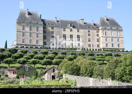 Le château de Hautefort en Dordogne forteresse du Moyen Âge puis demeure de plaisance au 17ème siècle. Architektur, jardin, Natur, Campagne, Umgebung Stockfoto