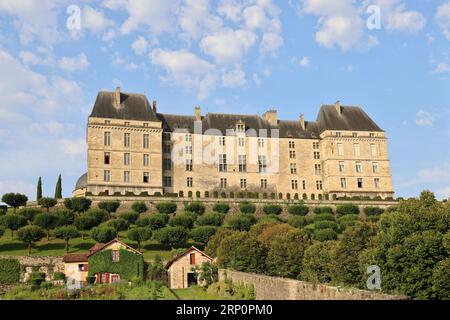 Le château de Hautefort en Dordogne forteresse du Moyen Âge puis demeure de plaisance au 17ème siècle. Architektur, jardin, Natur, Campagne, Umgebung Stockfoto