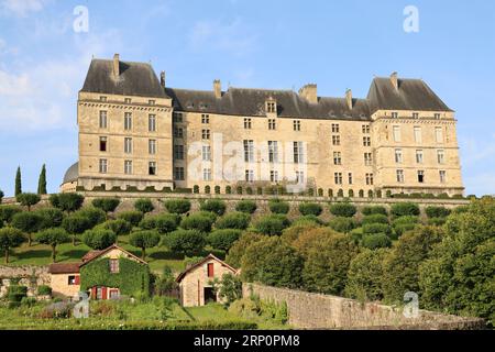 Le château de Hautefort en Dordogne forteresse du Moyen Âge puis demeure de plaisance au 17ème siècle. Architektur, jardin, Natur, Campagne, Umgebung Stockfoto