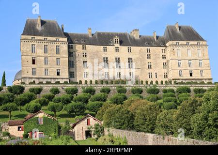 Le château de Hautefort en Dordogne forteresse du Moyen Âge puis demeure de plaisance au 17ème siècle. Architektur, jardin, Natur, Campagne, Umgebung Stockfoto