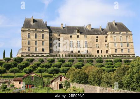 Le château de Hautefort en Dordogne forteresse du Moyen Âge puis demeure de plaisance au 17ème siècle. Architektur, jardin, Natur, Campagne, Umgebung Stockfoto