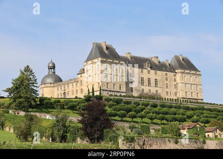 Le château de Hautefort en Dordogne forteresse du Moyen Âge puis demeure de plaisance au 17ème siècle. Architektur, jardin, Natur, Campagne, Umgebung Stockfoto