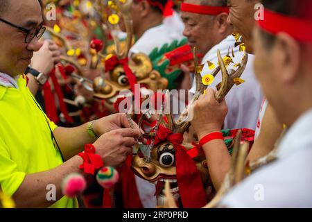 (180522) -- MACAO, 22. Mai 2018 -- Menschen führen betrunkene Drachentänze während des Festivals der betrunkenen Drachen auf, um Buddhas Geburtstag im südchinesischen Macao, 22. Mai 2018, zu feiern. Das Festival der betrunkenen Drachen, das als Teil des nationalen immateriellen kulturellen Erbes Chinas anerkannt wird, stammt aus der Macao-Legende eines buddhistischen Mönchs und eines göttlichen Drachen, der während der Qing-Dynastie (1644-1911) Menschen vor der Pest rettete. (YXB) CHINA-MACAO-BIRTH OF BUDDHA-DRUNKEN DRAGON DANCE (CN) CHEONGXKAMXKA PUBLICATIONXNOTXINXCHN Stockfoto