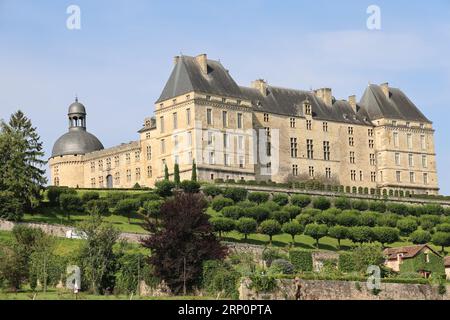 Le château de Hautefort en Dordogne forteresse du Moyen Âge puis demeure de plaisance au 17ème siècle. Architektur, jardin, Natur, Campagne, Umgebung Stockfoto