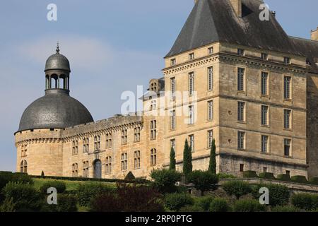 Le château de Hautefort en Dordogne forteresse du Moyen Âge puis demeure de plaisance au 17ème siècle. Architektur, jardin, Natur, Campagne, Umgebung Stockfoto
