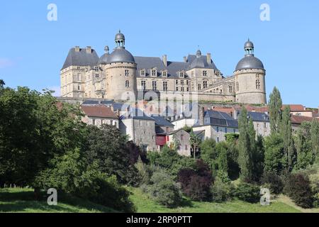Le château de Hautefort en Dordogne forteresse du Moyen Âge puis demeure de plaisance au 17ème siècle. Architektur, jardin, Natur, Campagne, Umgebung Stockfoto