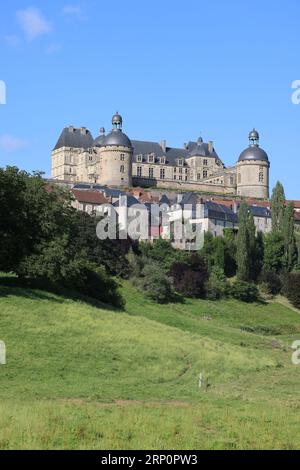 Le château de Hautefort en Dordogne forteresse du Moyen Âge puis demeure de plaisance au 17ème siècle. Architektur, jardin, Natur, Campagne, Umgebung Stockfoto