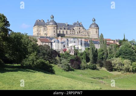 Le château de Hautefort en Dordogne forteresse du Moyen Âge puis demeure de plaisance au 17ème siècle. Architektur, jardin, Natur, Campagne, Umgebung Stockfoto