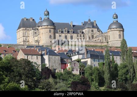 Le château de Hautefort en Dordogne forteresse du Moyen Âge puis demeure de plaisance au 17ème siècle. Architektur, jardin, Natur, Campagne, Umgebung Stockfoto