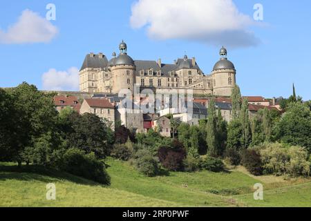 Le château de Hautefort en Dordogne forteresse du Moyen Âge puis demeure de plaisance au 17ème siècle. Architektur, jardin, Natur, Campagne, Umgebung Stockfoto