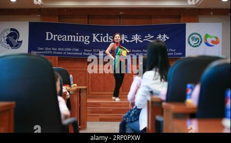 (180522) -- SEOUL, 22. Mai 2018 -- Ein Lehrer des Konfuzius-Instituts der Hankuk-Universität für Auslandsstudien tanzt während einer Aktivität für multikulturelle Familien in Seoul, Südkorea, 22. Mai 2018. Die Abteilung für internationale Studien und das Konfuzius-Institut der Hankuk University of Foreign Studies veranstalteten gemeinsam mit dem Dongdaemum Multikulturelle Familienunterstützungszentrum am Dienstag in Seoul eine Kommunikationsaktivität für multikulturelle Familien, um Kindern in diesen Familien zu helfen, sich in die Mutterlandkultur ihrer Mutter oder ihres Vaters einzubringen. ) (lrz) SÜDKOREA-SEOUL-MULTIKULTURELLE FAMILIE WangxJingqia Stockfoto