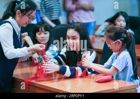 (180522) -- SEOUL, 22. Mai 2018 -- Kinder nehmen an einer Aktivität für multikulturelle Familien in Seoul, Südkorea, 22. Mai 2018 Teil. Die Abteilung für internationale Studien und das Konfuzius-Institut der Hankuk University of Foreign Studies veranstalteten gemeinsam mit dem Dongdaemum Multikulturelle Familienunterstützungszentrum am Dienstag in Seoul eine Kommunikationsaktivität für multikulturelle Familien, um Kindern in diesen Familien zu helfen, sich in die Mutterlandkultur ihrer Mutter oder ihres Vaters einzubringen. ) (lrz) SÜDKOREA-SEOUL-MULTIKULTURELLE FAMILIE WangxJingqiang PUBLICATIONxNOTxINxCHN Stockfoto