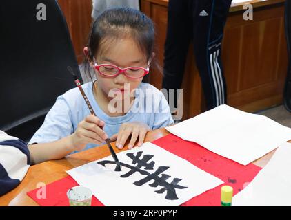 (180522) -- SEOUL, 22. Mai 2018 -- Ein Mädchen nimmt an einer Aktivität für multikulturelle Familien in Seoul, Südkorea, am 22. Mai 2018 Teil. Die Abteilung für internationale Studien und das Konfuzius-Institut der Hankuk University of Foreign Studies veranstalteten gemeinsam mit dem Dongdaemum Multikulturelle Familienunterstützungszentrum am Dienstag in Seoul eine Kommunikationsaktivität für multikulturelle Familien, um Kindern in diesen Familien zu helfen, sich in die Mutterlandkultur ihrer Mutter oder ihres Vaters einzubringen. ) (lrz) SÜDKOREA-SEOUL-MULTIKULTURELLE FAMILIE WangxJingqiang PUBLICATIONxNOTxINxCHN Stockfoto