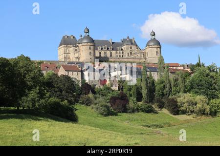 Le château de Hautefort en Dordogne forteresse du Moyen Âge puis demeure de plaisance au 17ème siècle. Architektur, jardin, Natur, Campagne, Umgebung Stockfoto